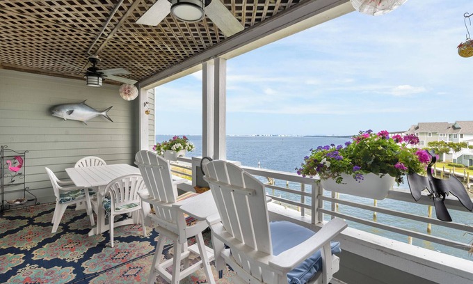 Manteo Condo | The Hook: Waterfront | Boat Slip | Shared Pool