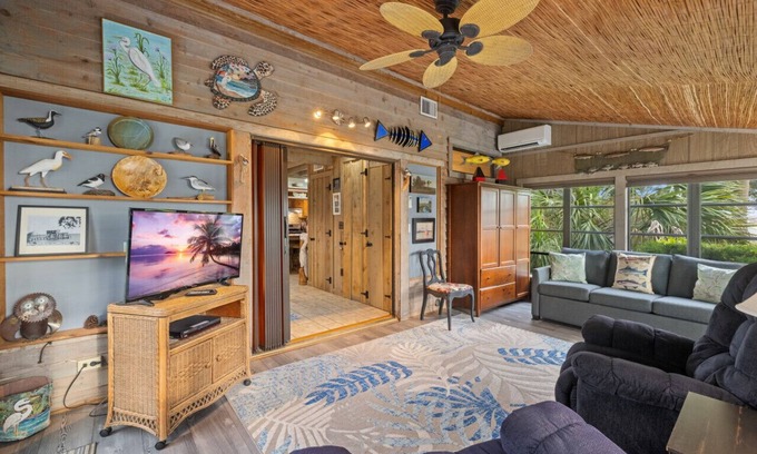 Cedar Key House | The Hook, Wine & Sinker Cottage is a 1 bed/1.5 bath cottage with a Gulf view and kayaks