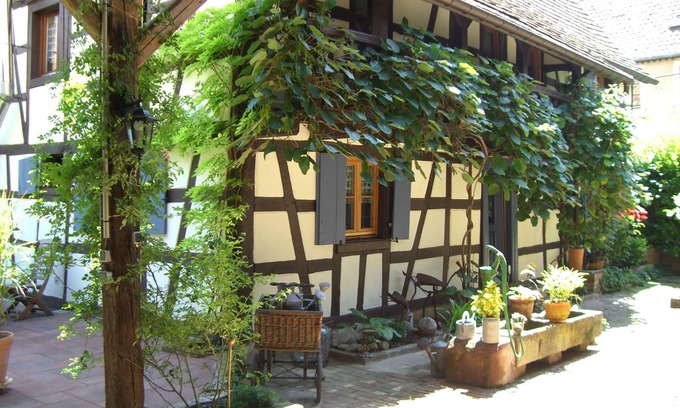 Mittelhausen Cottage | The hospitality of the nice witch in her half-timberings and her calm garden