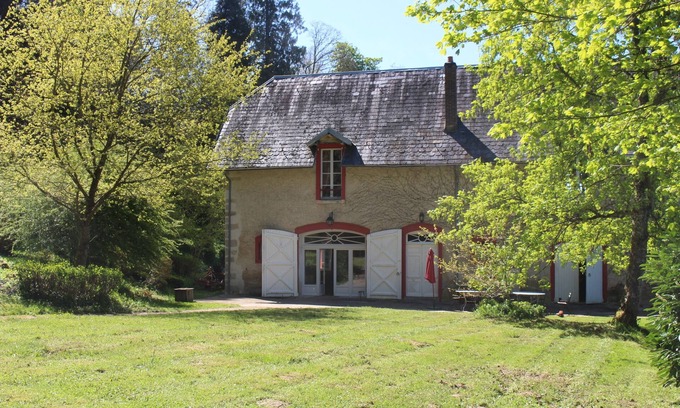 Saint-Leger-Vauban House | the house from the garden