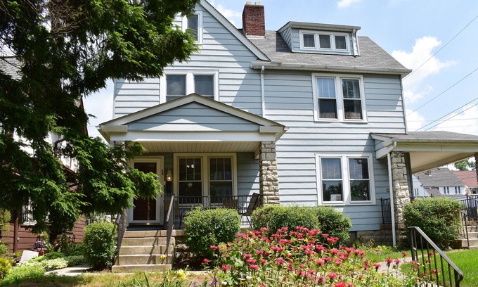 Clintonville Apartment | The House Hotels - Clintonville Crestview- Beautiful 3 Bedrooms - 5 Minutes to OSU ❤️🤍❤️