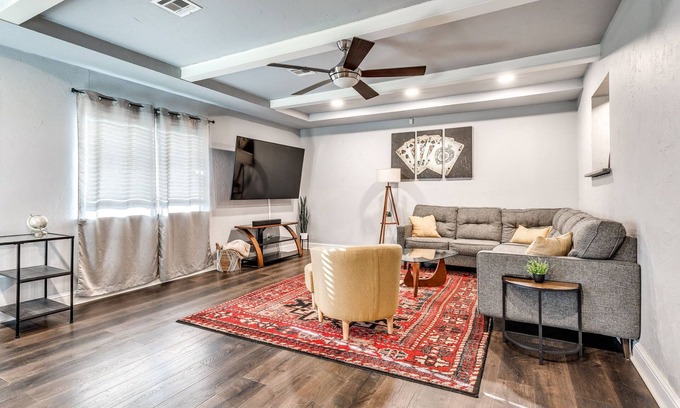 South Oklahoma City House | The House of Cards- just 8 mins to airport!
