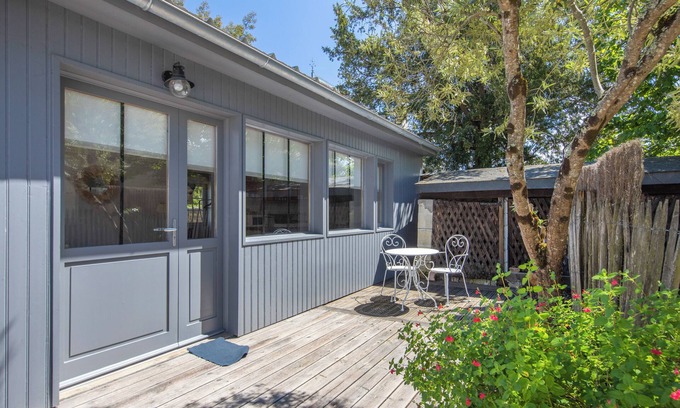 Lamarque House | The House of the Harvesters – Charm and Comfort for 2, Terrace and Heated Pool