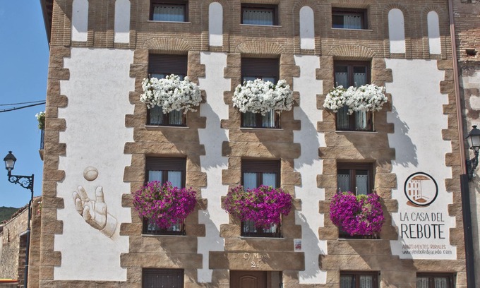 Acedo Apartment | The house of the home. CALBOTE Studio: 135cm bed, bathroom and kitchen-living room.