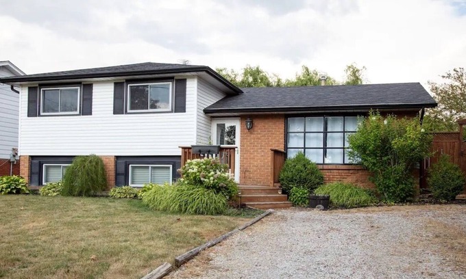 St. Clair House | The House on 6th - steps away from beaches & parks!
