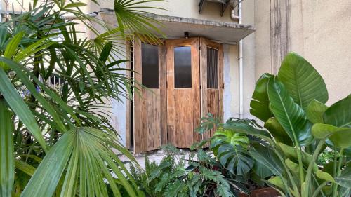 Jeifangbei Central Business District Apartment | The house under the road