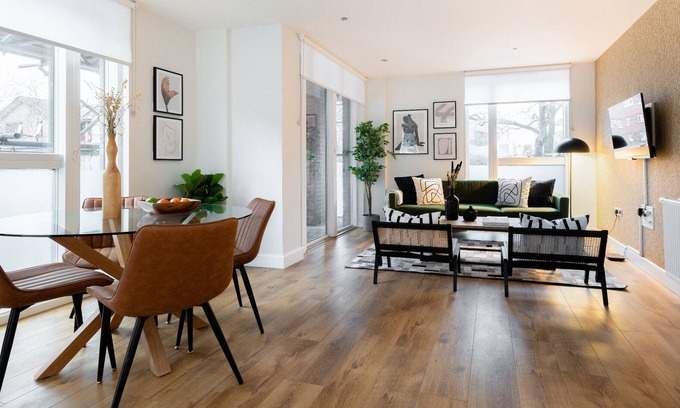 Haggerston Apartment | The Hoxton Docks - Modern & Bright 1BDR Flat With Study Room & Balcony