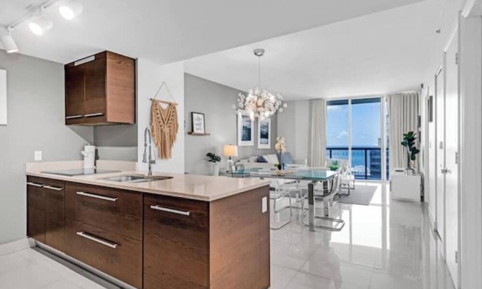 Brickell Condo | The Icon Residences 2 bedroom Beach Passes Avail