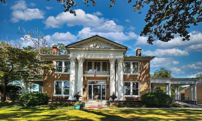 Lavonia Hotel | The Inn at Southern Oaks