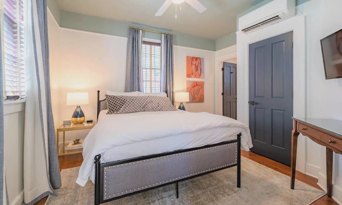 Cannonborough Elliotborough Apartment | ★ The Inns At 90 Spring - Charming 2 BR / 1 BA ★