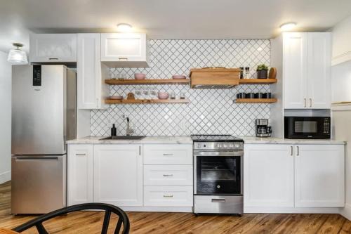 Prince Edward Apartment | The Ivy Suite at Portage House in Picton