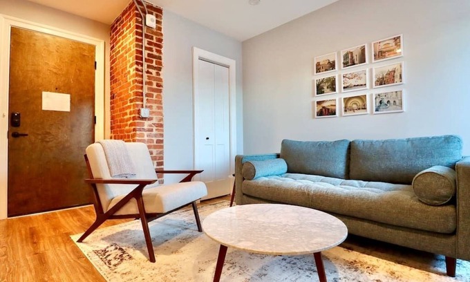 Old Town Alexandria Apartment | The Jefferson Suite at Prince Street Inn