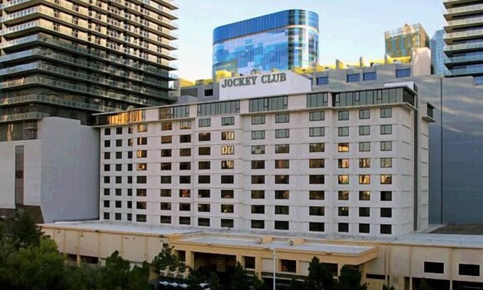 Las Vegas Condo | The Jockey Club 1br full kitchen, Wednesday check-in