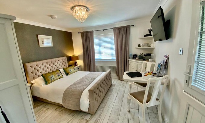 New Forest District Bed & Breakfast | THE KNIGHTWOOD OAK a Luxury King Size En-Suite Space - LYMINGTON NEW FOREST with Totally Private Entrance - Key Box entry - Free Parking & Private Outdoor Seating Area - Town ,Shops , Pubs & Solent Way Walking Distance & Complimentary Breakfast Items