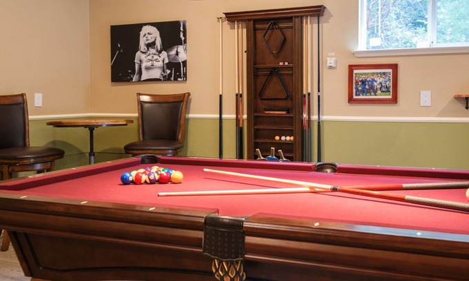 Arnold Cabin | The Knotty Pine, Hot Tub, EV Charger, Rec Room, Pets ok