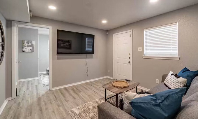 Lubbock House | The Knoxville house-2 bed/1 bath