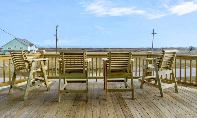 Crystal Beach House | The Kraken, Brand New! 4 BR and 3.5 BTH, Ocean View, Awesome Deck