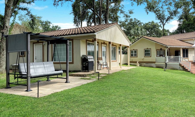 Brent House | The Lake House | 2 Bed, 2 Bath