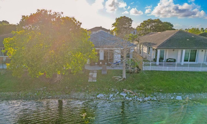 Tamiami House | The Lake House 305/BBQ. Ping Pong Table.