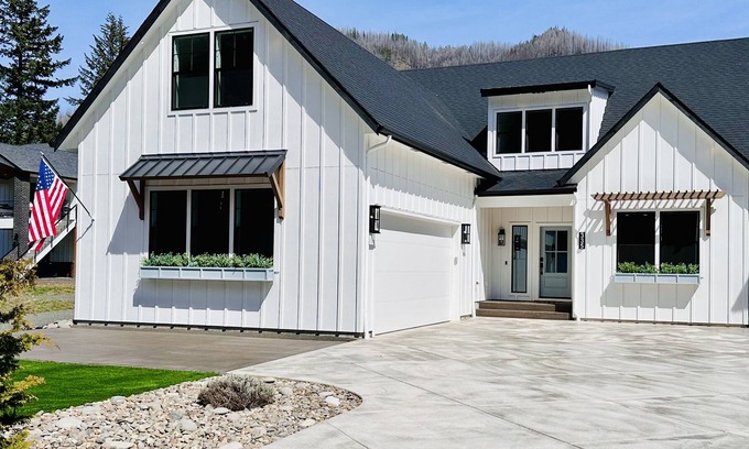 Detroit House | The Lake House at Detroit Lake - Walk to Lake & backyard access to city park!