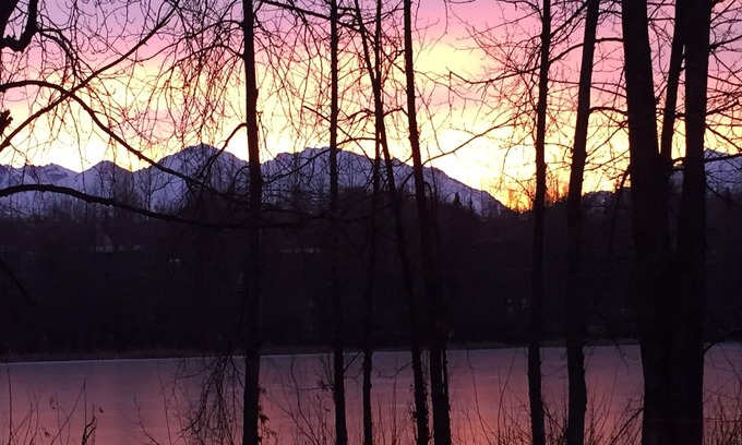 Northeast Anchorage House | The Lake House, Beautiful Midtown Home, close to Airport, Downtown & U/Med