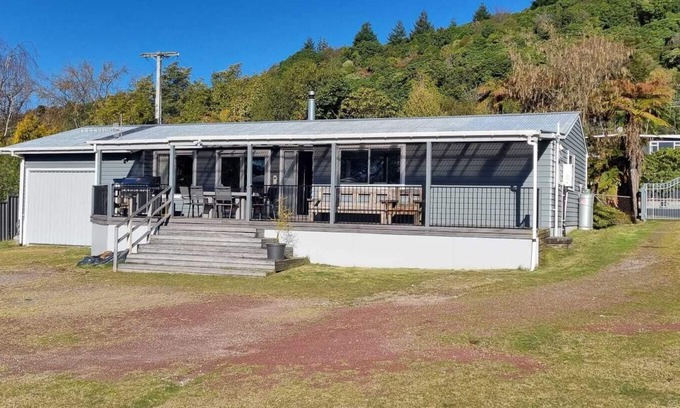 Motuoapa Cottage | The Lake House - Taupo Holiday Home