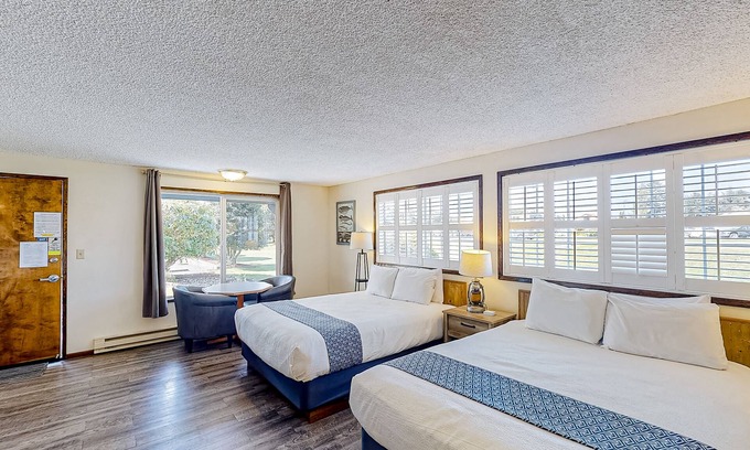 Bandon House | The Lamplighter Inn - Unit 116 & 117 | Motel in downtown Bandon