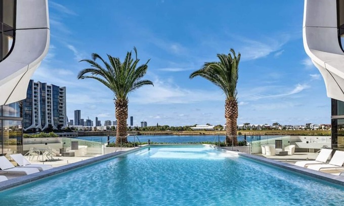 Mermaid Waters Apartment | The Lanes 4806 · Luxurious Waterfront Sub Penthouse