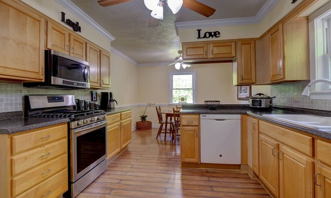 Lansing House | The Lansing Cottage is one mile from the New River G orge Bridge.