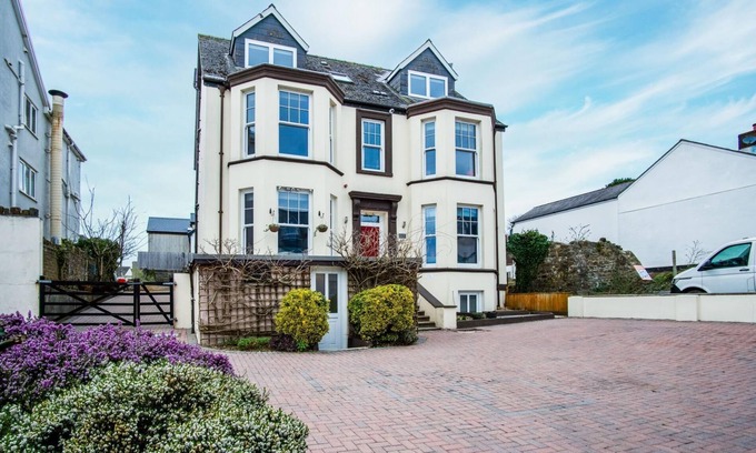 Saundersfoot House | The Lanterns - 9 Bedroom - Sleeps 17 - Saundersfoot Village Centre