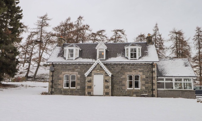 Kingussie Cottage | THE LARCHES, pet friendly, character holiday cottage in Kingussie