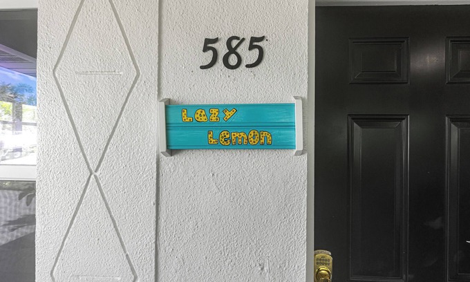 Bay Esplanade Cottage | The Lazy Lemon Cottage Steps From the Beach, Frenchys and Palm Pavilion.