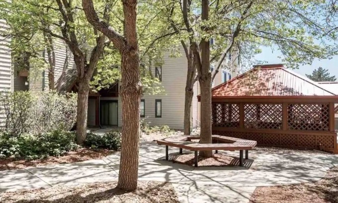 Greenwood Village Apartment | The Leafy Alpine Studio Suite in Englewood, CO𓍊𓋼