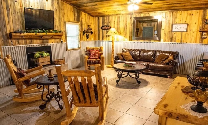 Lindale Cabin | The Leanin` Tree-Nestled amongst the piney woods of East Texas
