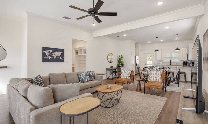Tyler House | The Legacy House! King size, blazing internet!