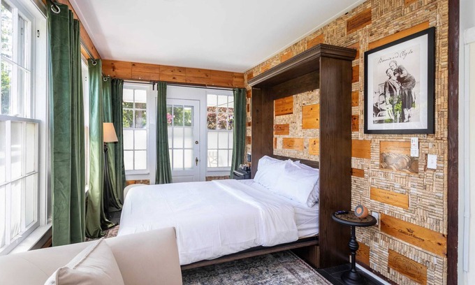 Luray House | The Legacy Inn- The Bonnie & Clyde Suite