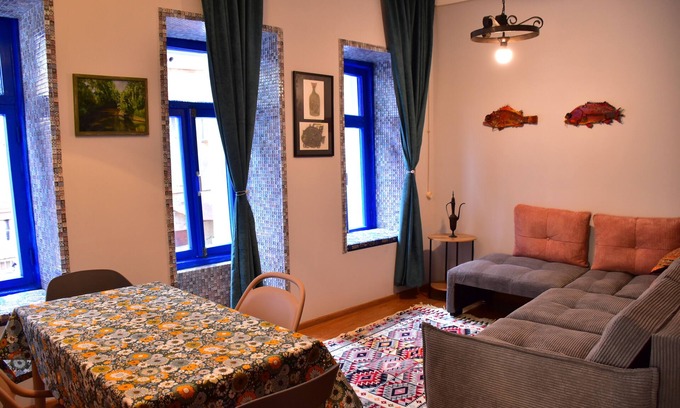 Tbilisi City Centre Apartment | The Librarians' Flat with Balcony