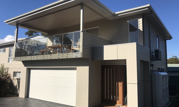 Huskisson House | The light-filled 'Gum Blossom House' in Huskisson