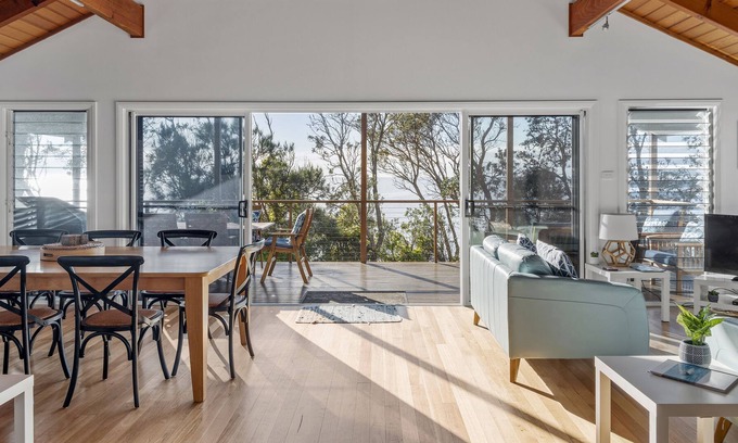 Mollymook Beach House | The Lighthouse overlooking ocean