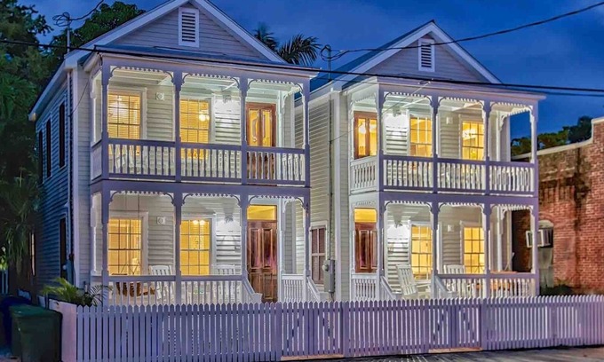 Historic Seaport House | *THE LIME & THE COCONUT @ OLD TOWN* 6BR/6BA Compound + LAST KEY SERVICES.
