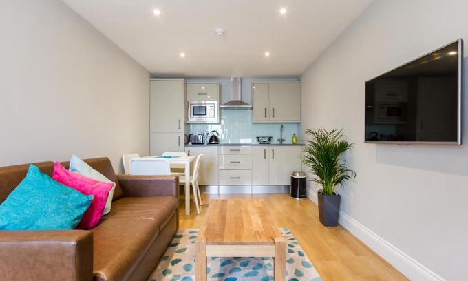 Richmond-upon-Thames Hotel | The Lion Gate Mews