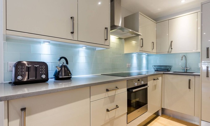 Richmond-upon-Thames Apartment | The Lion Gate Mews