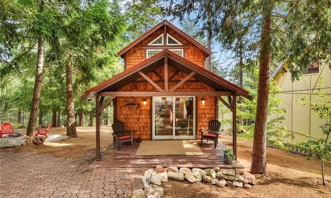 Cedarpines Park Cabin | The Little Bear Cabin - Tiny Romantic Cabin in the Woods!