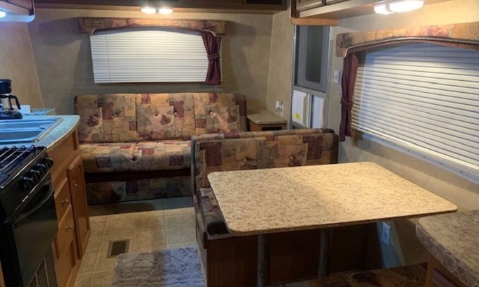Dandridge RV Rental | The Little Dipper is an adorable & cozy camper located in charming Dandridge TN