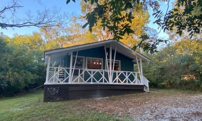 Lewisburg Cabin | The Little Gem- Sleeps 3, 1 bedroom, 1 bath cabin