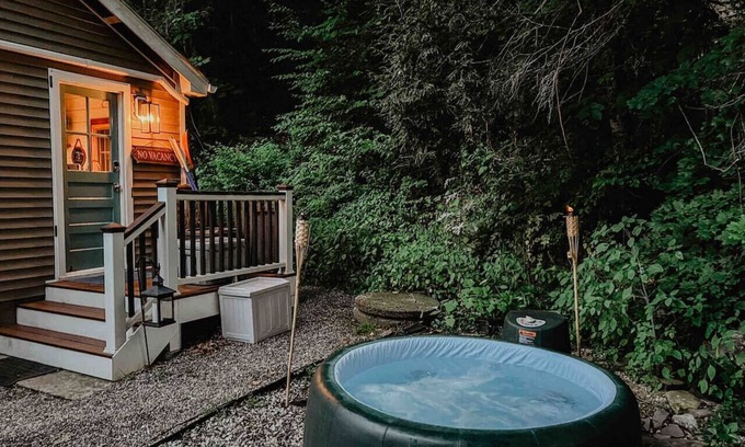 New Fairfield Cabin | The Little Lake Cabin with hot tub