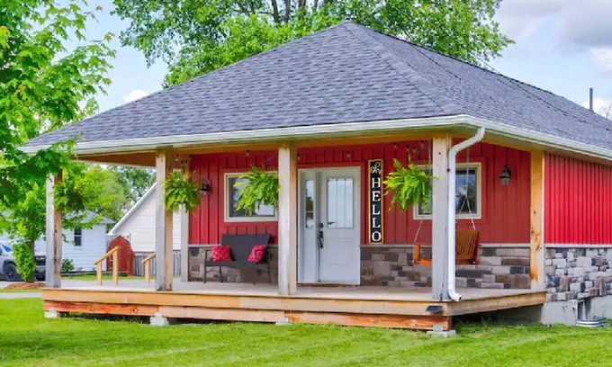 Fenelon Falls House | The Little Red Cottage - Ideal for long stays!