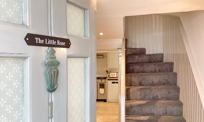 Lyme Regis Cottage | THE LITTLE ROSE, pet friendly, with a garden in Lyme Regis