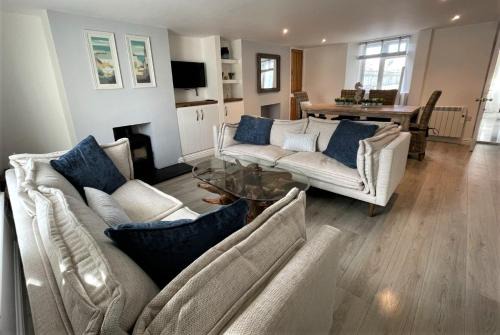 Par House | The Little Seahorse - Newly Renovated Cottage 5mins Walk The Beach with Hot Tub