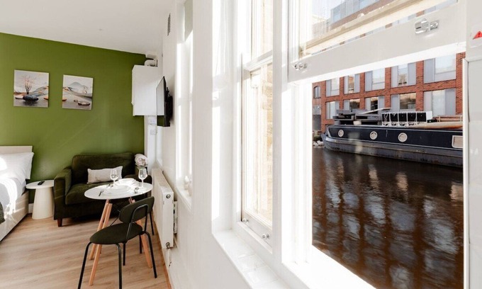 North Kensington Apartment | The Little Venice Hideaway Studio on the Canal !